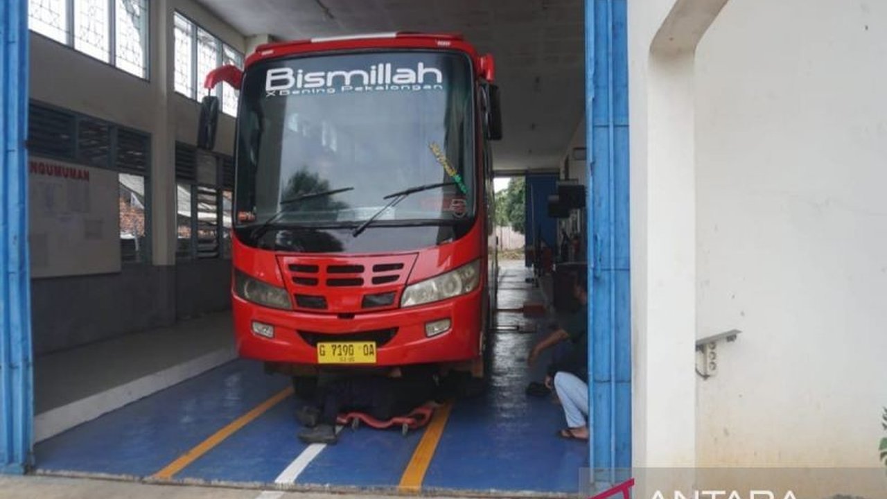 Pemerintah Kota Pekalongan gencar melakukan pemeriksaan kelaikan kendaraan umum untuk memastikan keselamatan pemudik Lebaran 2025, dengan fokus pada armada wisata.