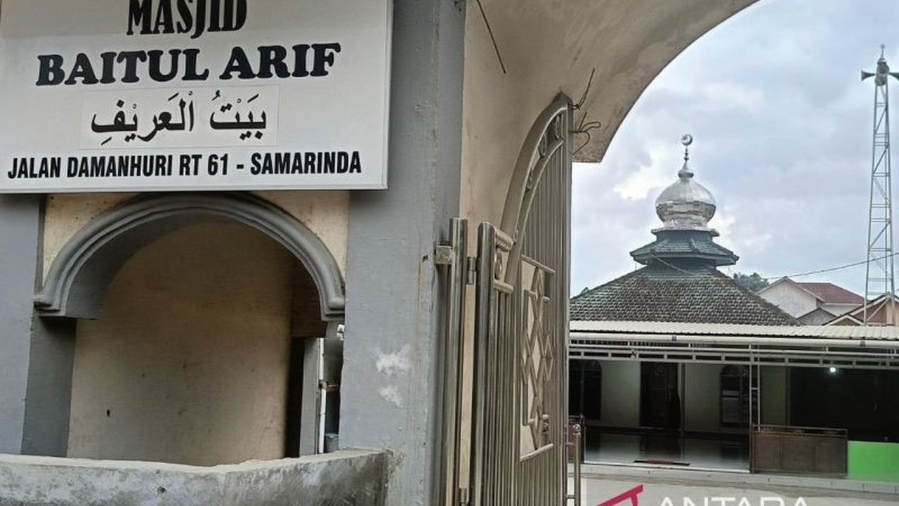 Polisi Samarinda menahan SF (48) yang menodongkan senjata tajam ke imam tarawih di Masjid Baitul Arif, Jalan Damanhuri, saat ibadah berlangsung, Senin (3/3).