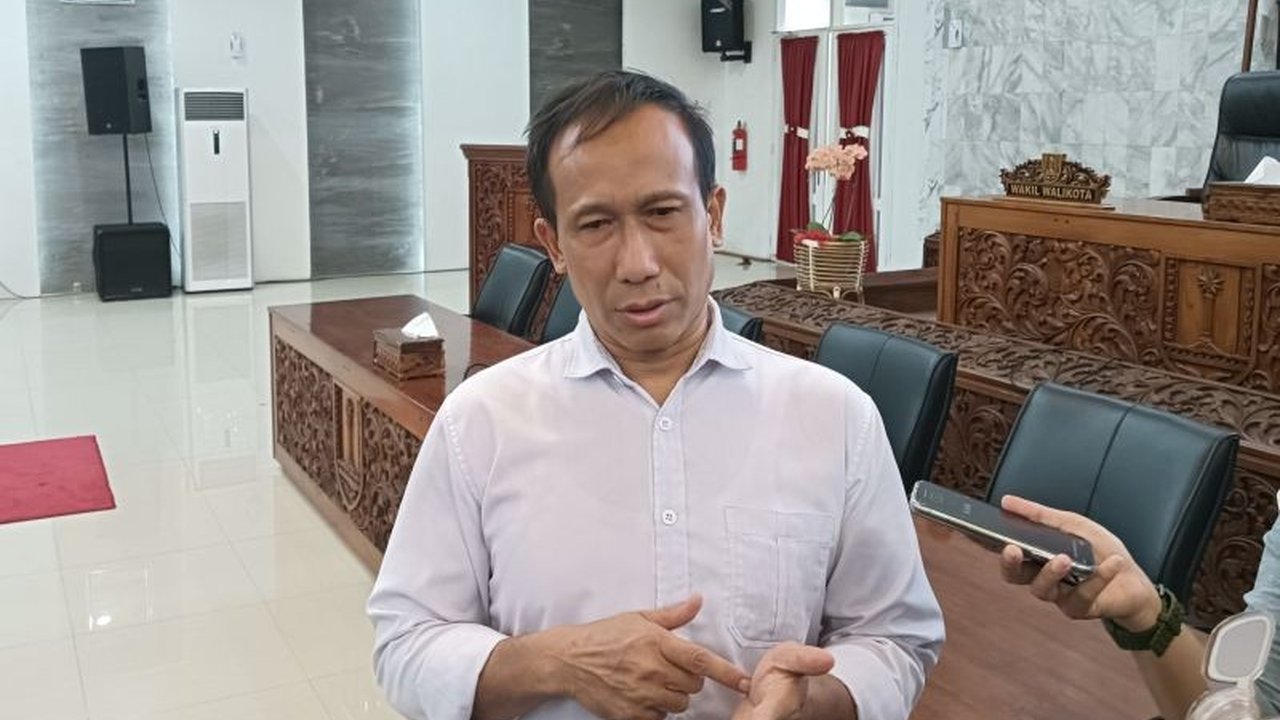 Puluhan PKL di Kawasan Industri Wijayakusuma (KIW) Semarang mengadu ke DPRD karena dilarang berjualan, menimbulkan kekhawatiran akan dampak ekonomi bagi para pedagang dan pekerja.