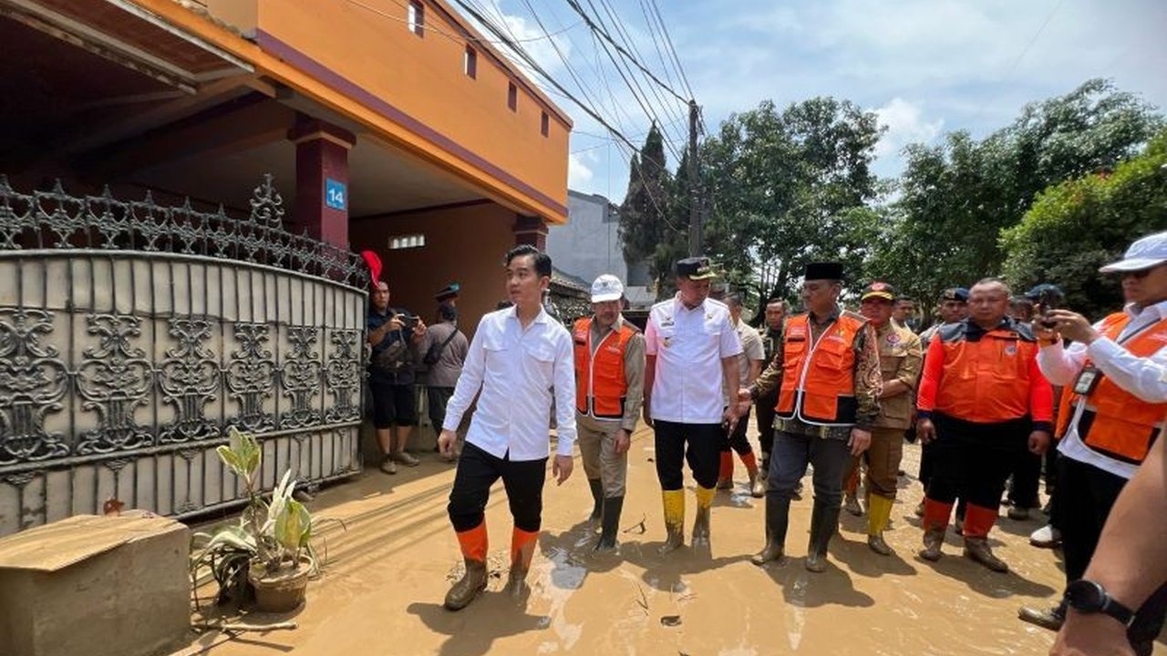 Wakil Presiden Gibran Rakabuming Raka meninjau langsung lokasi banjir di Bekasi dan memastikan kebutuhan makanan serta layanan kesehatan para pengungsi terpenuhi selama Ramadhan.