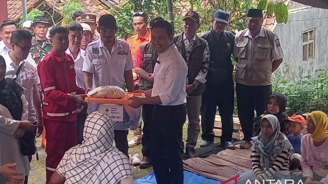 Palang Merah Indonesia (PMI) Kabupaten Cianjur mendistribusikan bantuan untuk 15 kepala keluarga korban pergeseran tanah di Cikalongkulon, yang mengungsi akibat kerusakan rumah.