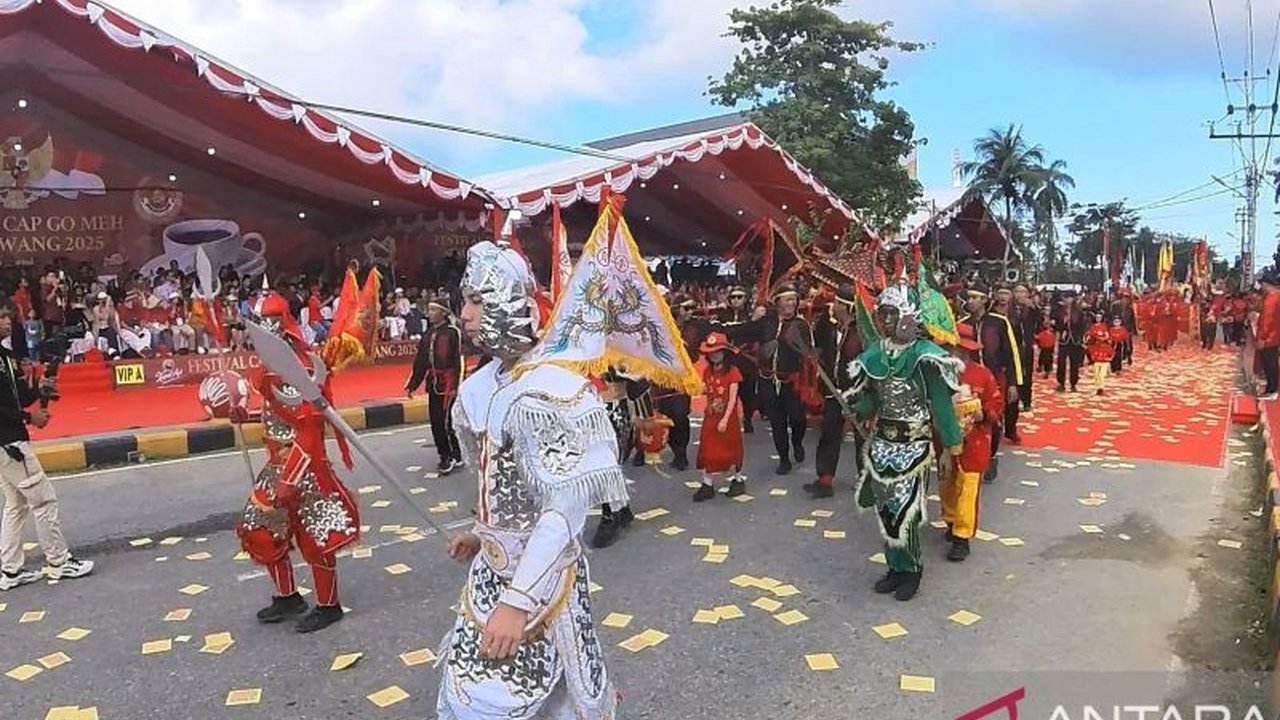 Satresnarkoba Polres Singkawang berhasil menangkap dua pengedar sabu, S (35) dan Jum (34), dengan barang bukti 7,11 gram sabu dan dua ponsel; polisi imbau masyarakat aktif lapor aktivitas mencurigakan.