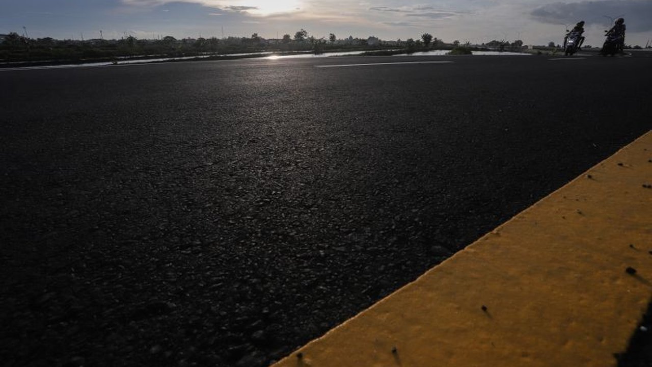 Pembangunan Jalur Lingkar Utara (JLU) Lamongan seksi II ditargetkan selesai sebelum Lebaran untuk mengatasi kepadatan lalu lintas saat mudik dan mendorong pertumbuhan ekonomi daerah.