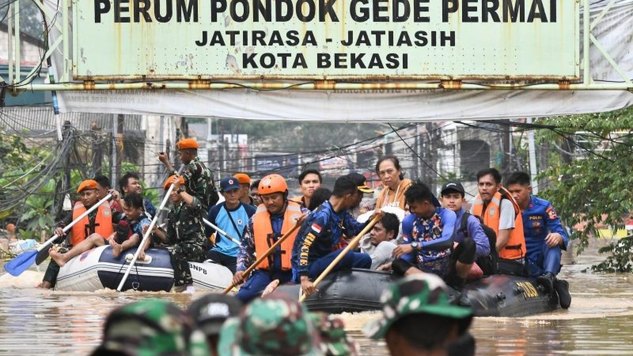200 Personel Korpolairud Evakuasi Korban Banjir Bekasi