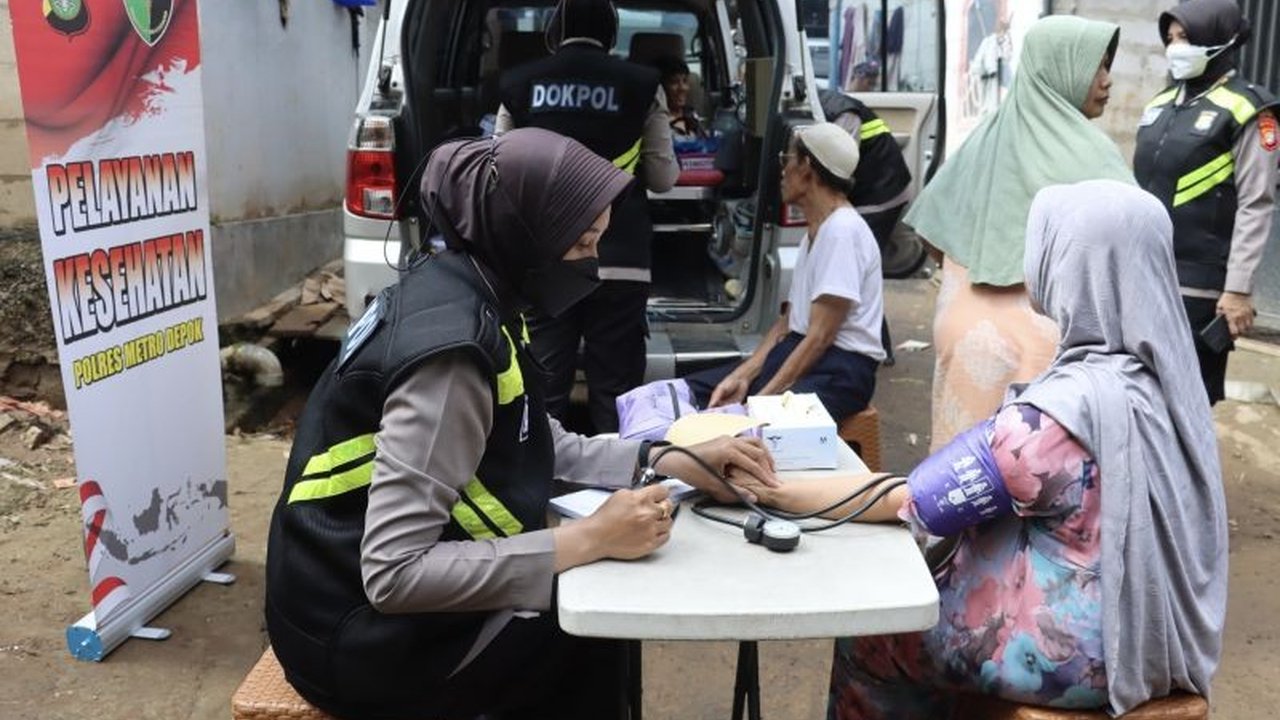 Kepolisian Resor Metro Depok memberikan layanan kesehatan gratis kepada warga terdampak banjir Kali Ciliwung di Pondok Cina, meliputi pengobatan, penyuluhan kesehatan, dan pembagian obat-obatan.