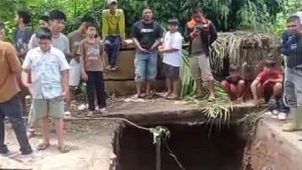 Tanah ambles di jalan alternatif Padang Lamo, Tebo, Jambi, menyebabkan kemacetan panjang dan lumpuhnya jalur lintas tengah Sumatera; upaya perbaikan darurat tengah dilakukan.