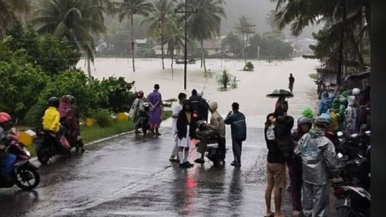 Polres Nias Selatan berhasil mengevakuasi lebih dari 300 sepeda motor akibat meluapnya Sungai Susua setelah hujan lebat, mengakibatkan jalan provinsi terputus.