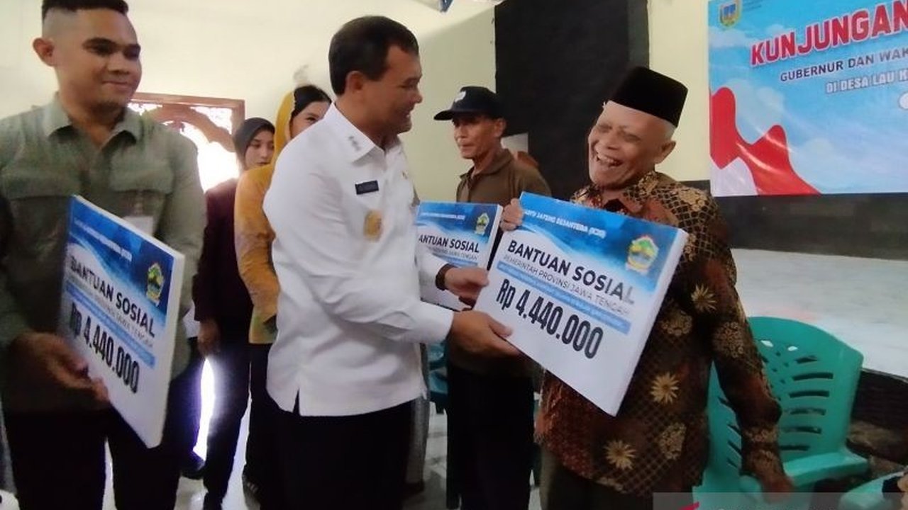 Gubernur Jawa Tengah, Ahmad Luthfi, luncurkan bantuan sosial berupa Kartu Jateng Sejahtera (KJS), cadangan pangan, dan bantuan usaha untuk mengurangi kemiskinan di Jawa Tengah.