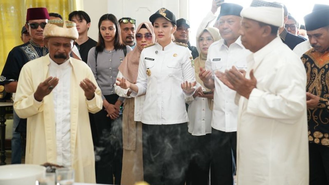 Gubernur Maluku Utara, Sherly Tjoanda, disambut dengan prosesi adat Kesultanan Ternate setelah dilantik, menandai dimulainya kepemimpinannya dengan penghormatan terhadap budaya lokal.