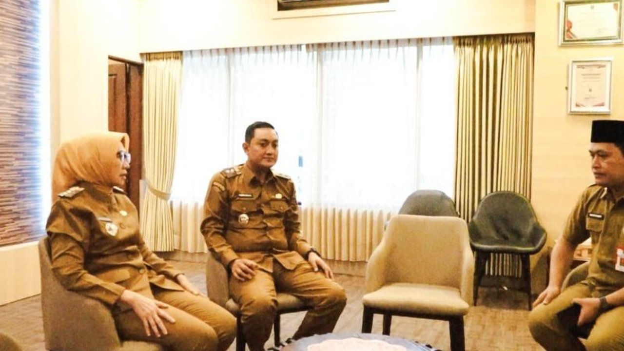 Bupati dan Wabup Lumajang resmi terapkan tanda tangan elektronik (TTE) untuk percepat layanan publik dan transformasi digital di lingkungan Pemkab Lumajang.