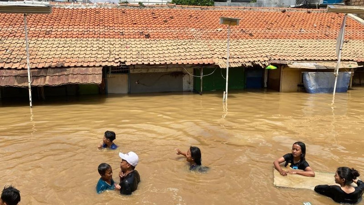 Banjir di Jakarta meningkatkan risiko leptospirosis; pakar kesehatan mengimbau warga untuk waspada dan menjaga kebersihan.