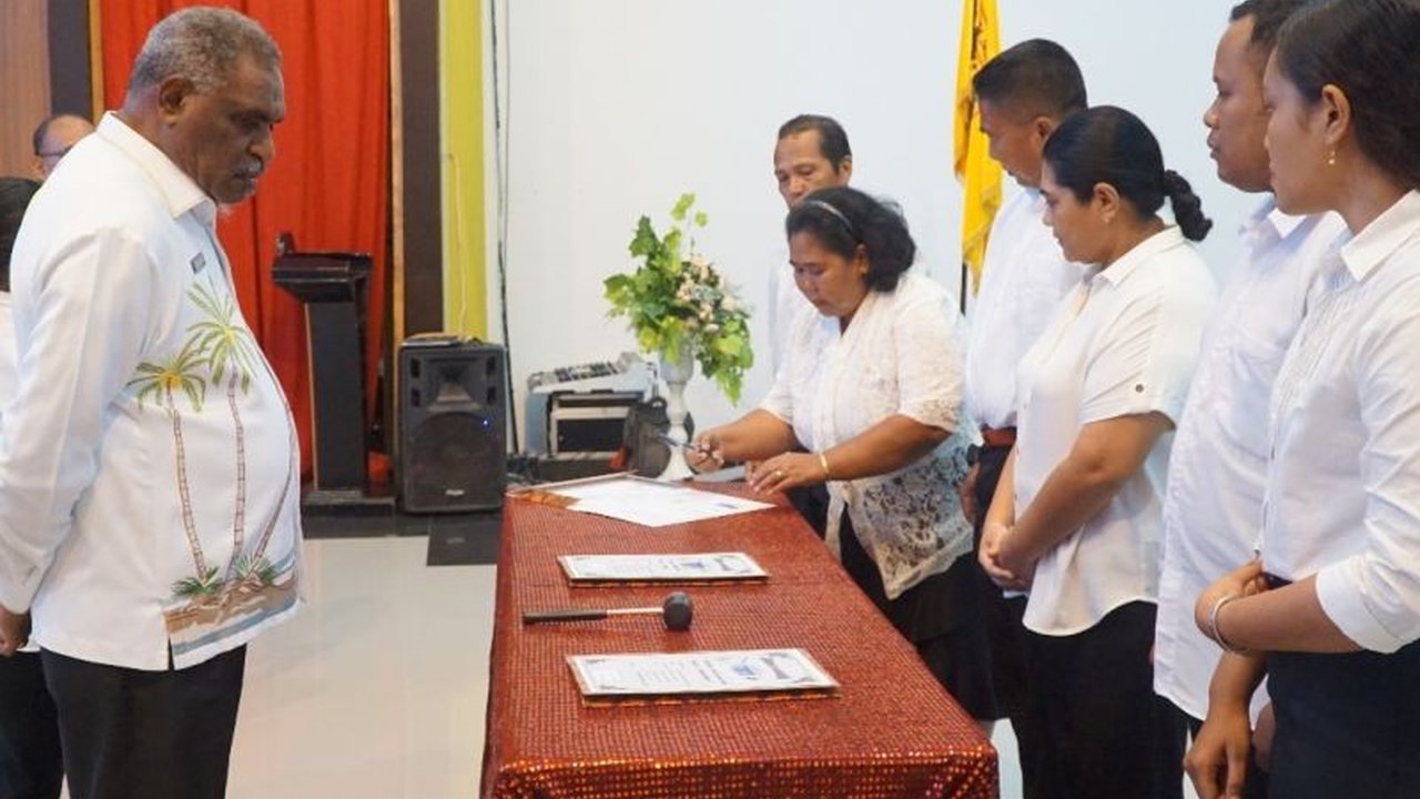 Wali Kota Jayapura, Abisai Rollo, mengimbau seluruh pasangan suami istri untuk segera mendaftarkan dokumen pernikahan ke Dukcapil demi kemudahan akses layanan publik dan program pemerintah.