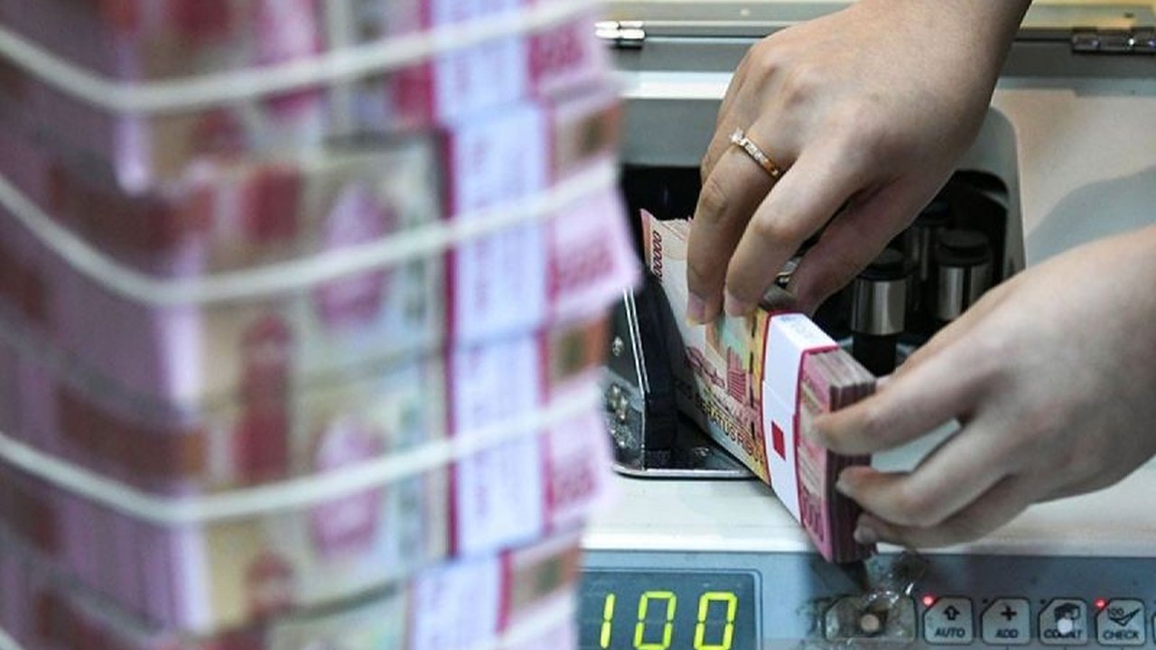 Penguatan nilai tukar Rupiah terhadap dolar AS disebabkan oleh perlawanan China, Kanada, dan Meksiko terhadap kebijakan tarif impor Presiden Trump, memicu kekhawatiran akan perang dagang global.