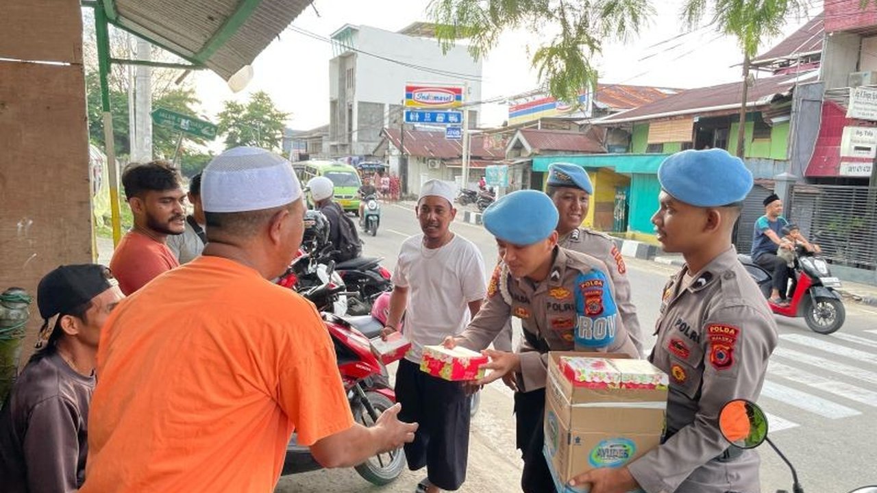 Bidang Profesi dan Pengamanan (Bidpropam) Polda Maluku berbagi 100 paket takjil gratis kepada warga Ambon selama Ramadhan sebagai wujud kepedulian dan mempererat hubungan polisi-masyarakat.