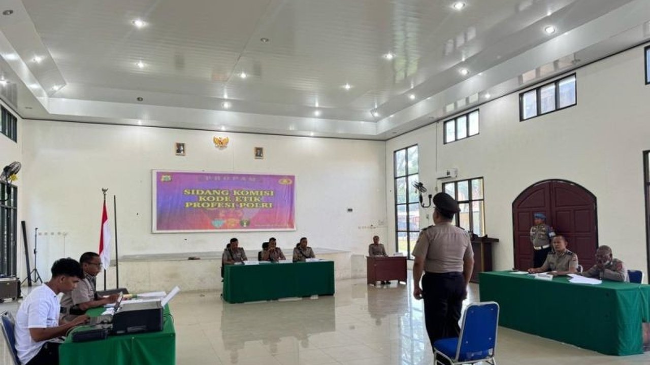 Polres Kaimana memberhentikan tidak hormat salah satu anggotanya, MEP, atas pelanggaran etika dan administratif berupa penelantaran keluarga, penganiayaan, dan perzinahan, dengan potensi kasus rudapaksa masih dalam proses hukum.
