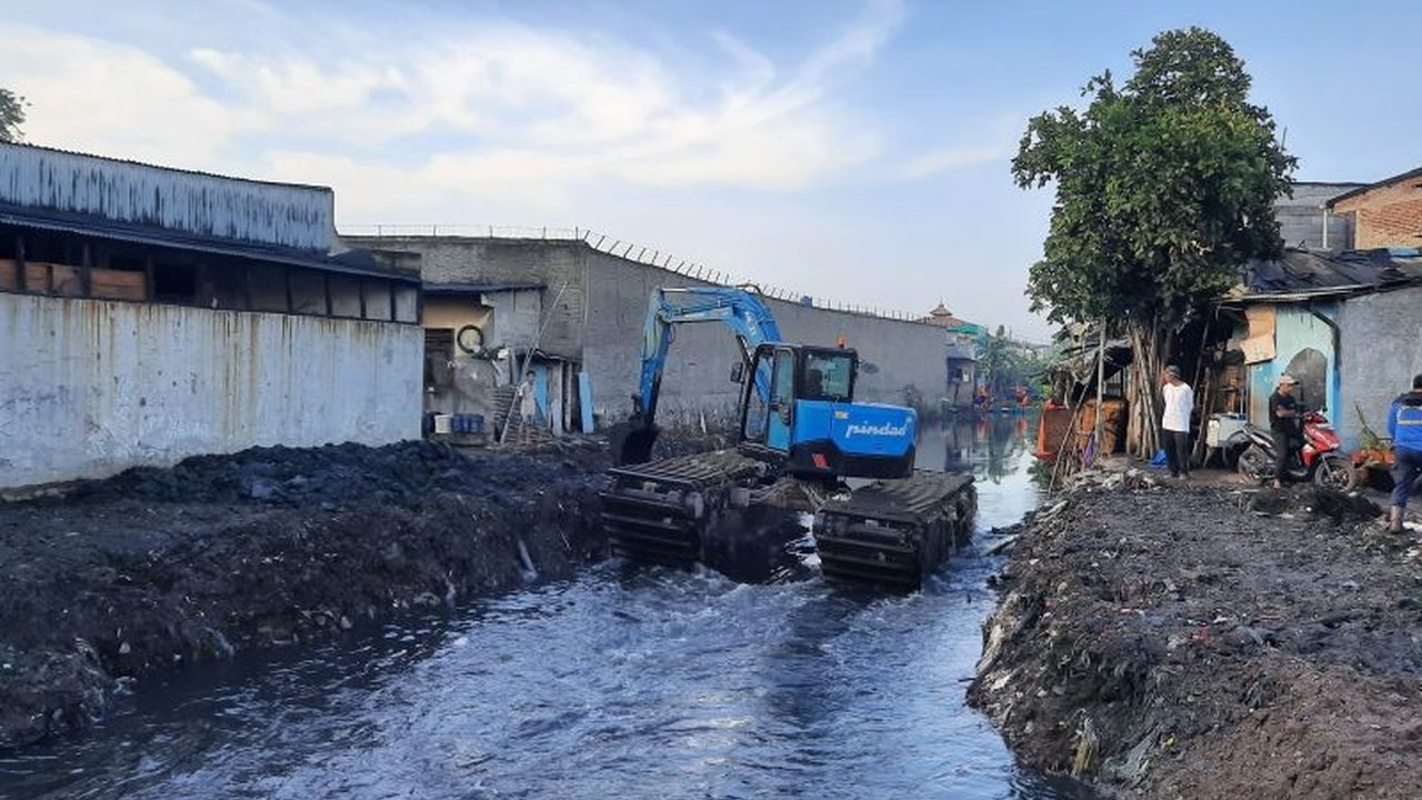 Dinas SDA DKI Jakarta menggelontorkan anggaran Rp3,9 triliun untuk program normalisasi sungai dan infrastruktur pengendalian banjir guna mengatasi masalah banjir yang kerap melanda Jakarta.