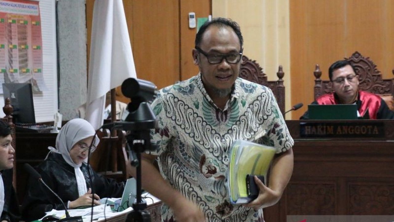 Kepala PT Waskita Karya Cabang NTB, Teddy Irjanto, bersaksi di Pengadilan Tipikor Mataram terkait kerusakan shelter tsunami Lombok Utara, menjelaskan kerusakan hanya pada bagian ramp dan tangga, bukan bangunan utama.