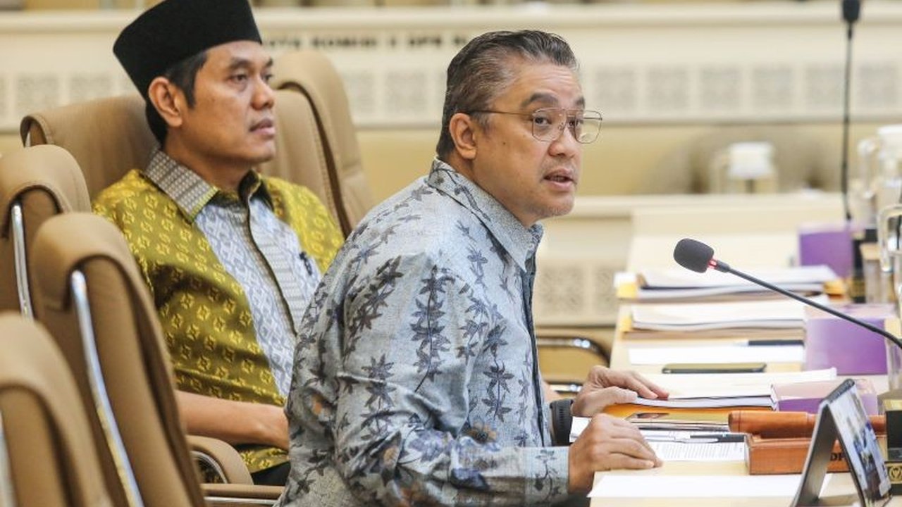 Komisi II DPR RI menyoroti maraknya politik uang dalam Pemilu 2024 dan mendesak revisi UU Pemilu untuk mengatasi masalah ini, selain perbaikan sistem teknis.