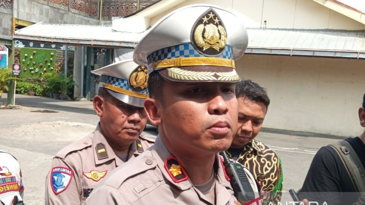 Polresta Cirebon berhasil menurunkan angka kecelakaan lalu lintas berkat Operasi Keselamatan Lodaya 2025 dengan menekankan edukasi dan teguran kepada 3.210 pelanggar lalu lintas.