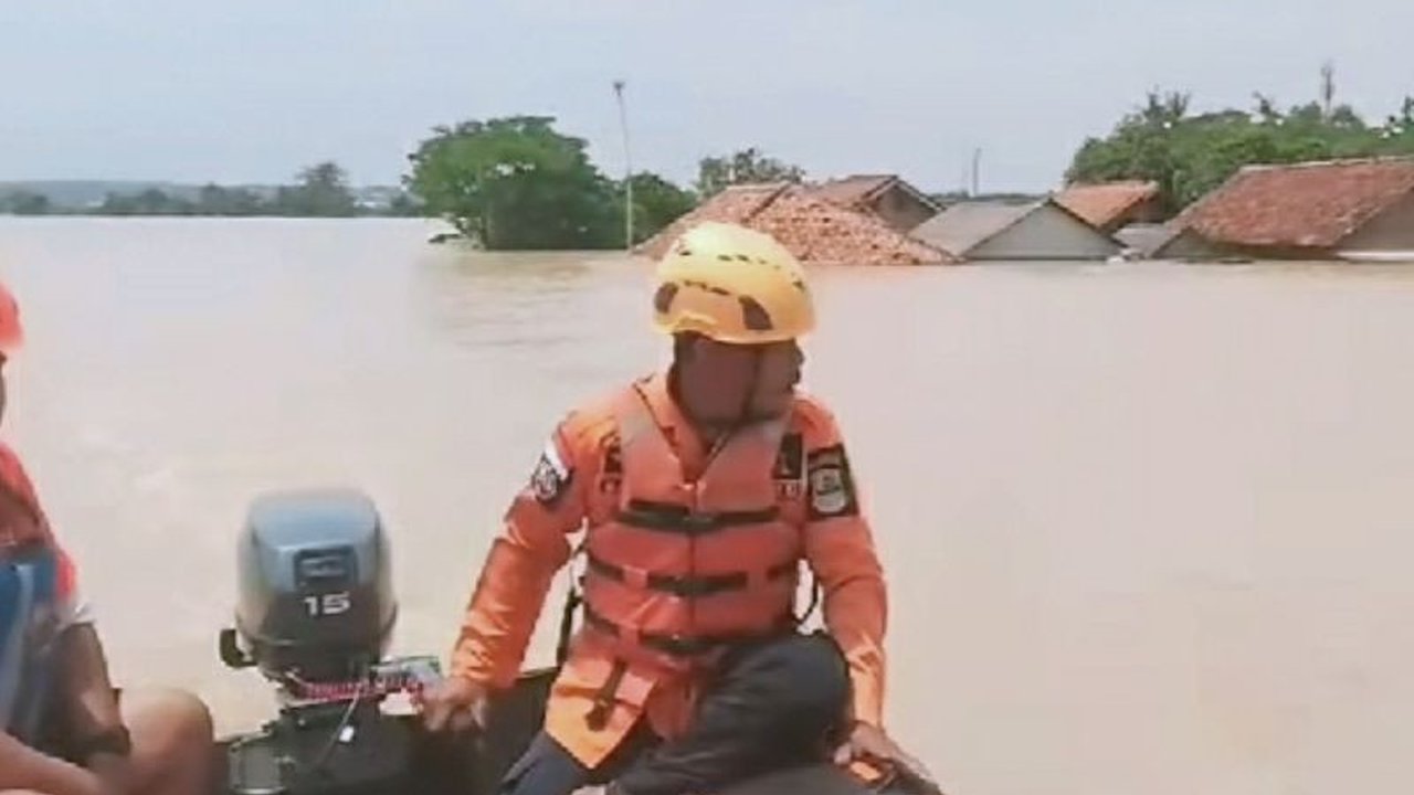 Banjir di Karawang, Jawa Barat, menewaskan seorang santri berusia 14 tahun yang terseret arus, sementara tiga kecamatan terendam banjir hingga 2 meter akibat meluapnya Sungai Citarum dan Cibeet.