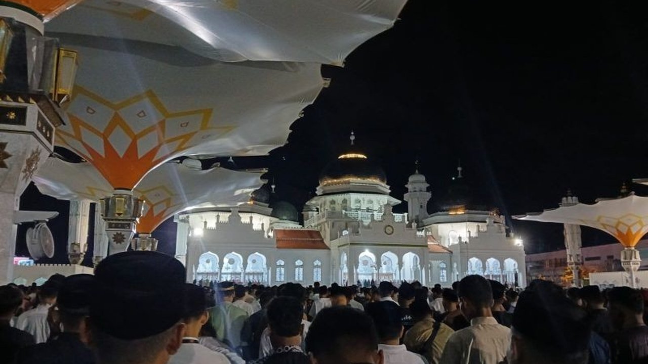 Gubernur Aceh, Muzakir Manaf, meluncurkan wacana gerakan shalat tepat waktu untuk masyarakat Aceh sebagai bentuk komitmen terhadap syariat Islam, termasuk rencana penerbitan edaran penutupan toko saat waktu shalat.