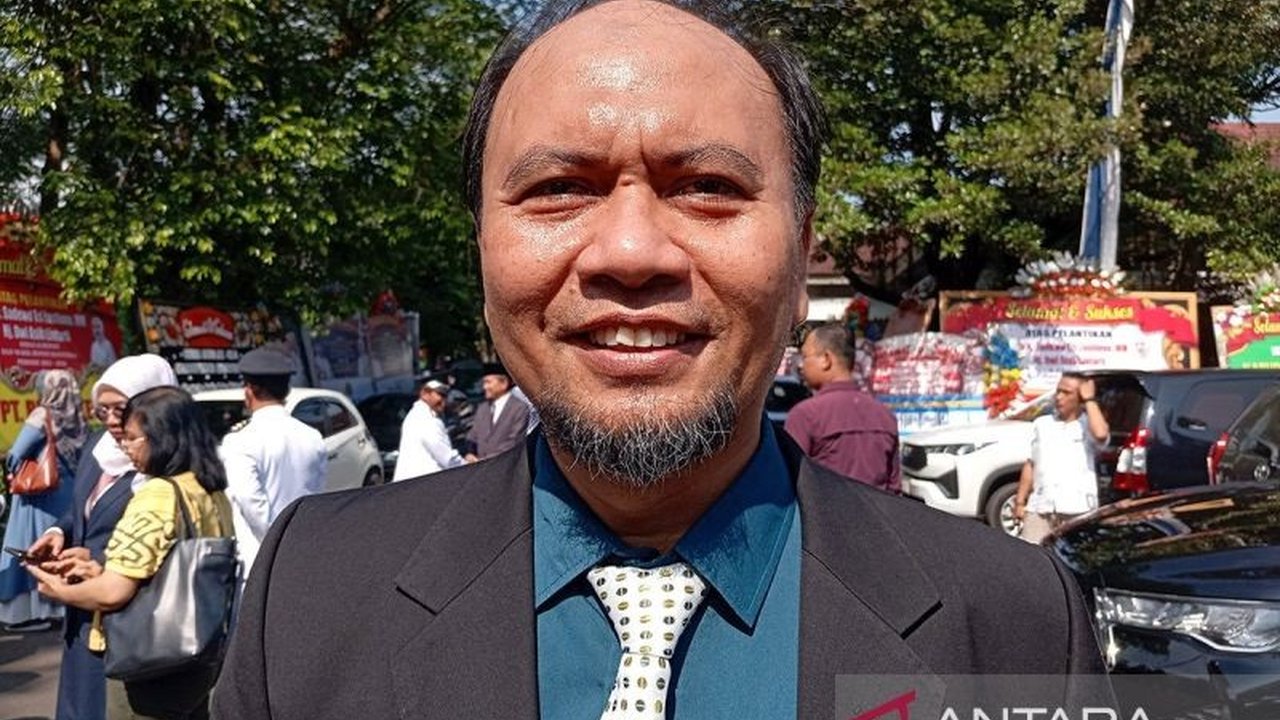 Prof. Slamet Rosyadi dari Unsoed mengusulkan kerja sama antar pemerintah daerah untuk membangun ekosistem penyerapan tenaga kerja yang lebih baik dan menghargai tenaga kerja lokal.