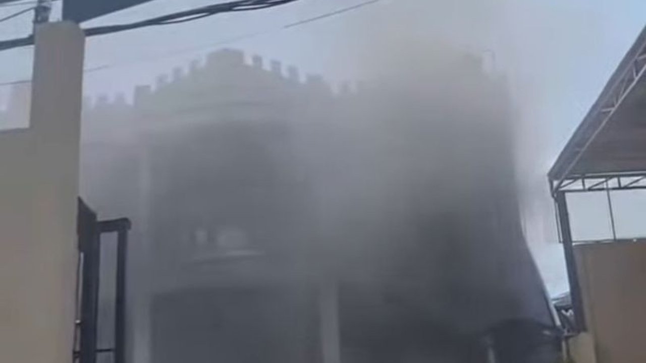 Kebakaran terjadi di sebuah gereja di Jalan Pasar Timbul, Cengkareng, Jakarta Barat pada Rabu siang, 5 Maret 2024, dan berhasil dipadamkan dalam waktu kurang lebih 17 menit.