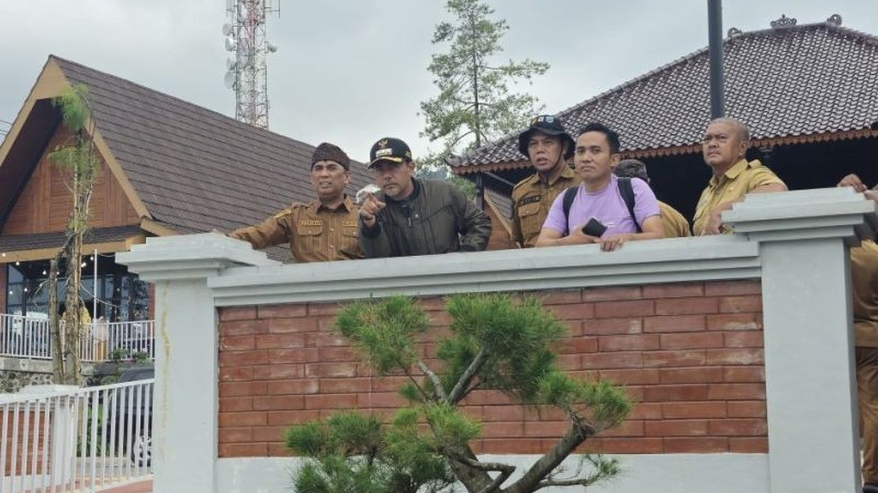 Bupati Probolinggo, Mohammad Haris, berkomitmen memperkuat UMKM dan pengembangan wisata di Gunung Bromo untuk mendorong pertumbuhan ekonomi daerah, ditandai kunjungan kerja ke destinasi wisata setempat.