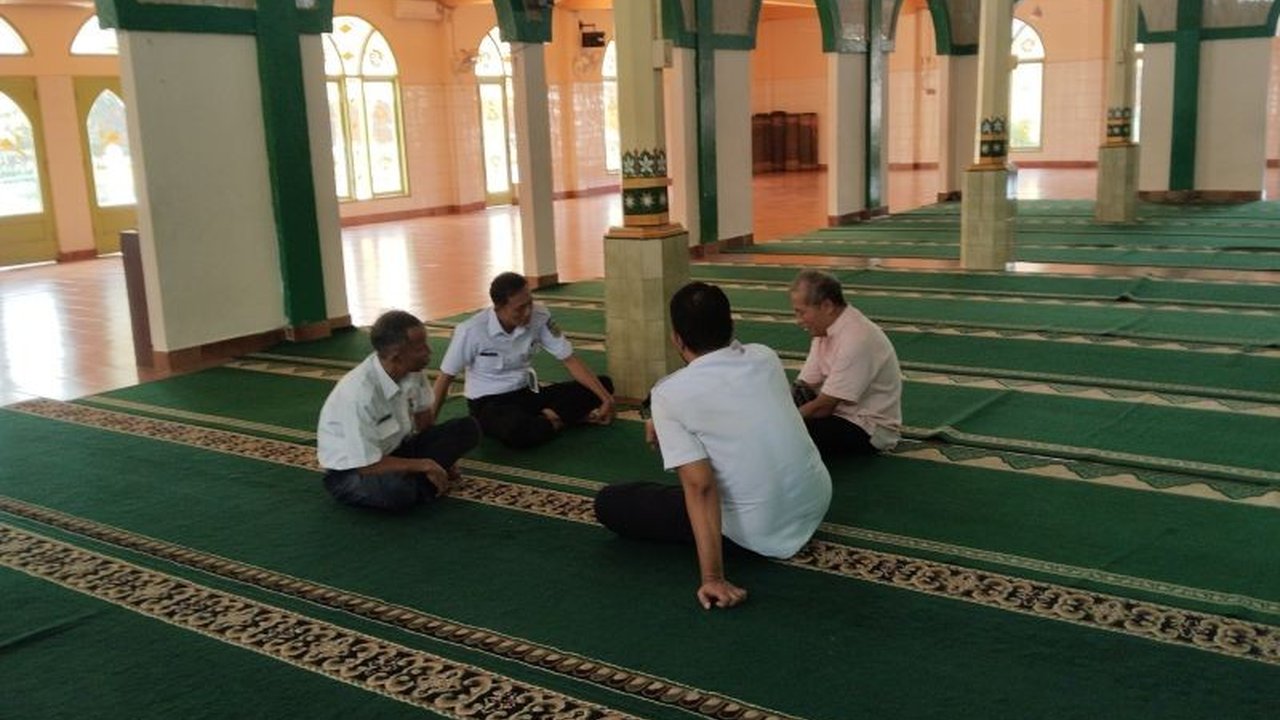 Warga Palembang menjadikan Ramadhan sebagai momentum untuk mempererat persaudaraan dan silaturahmi, terlihat dari keakraban jamaah di Masjid Ki Marogan dan Masjid Agung Palembang.
