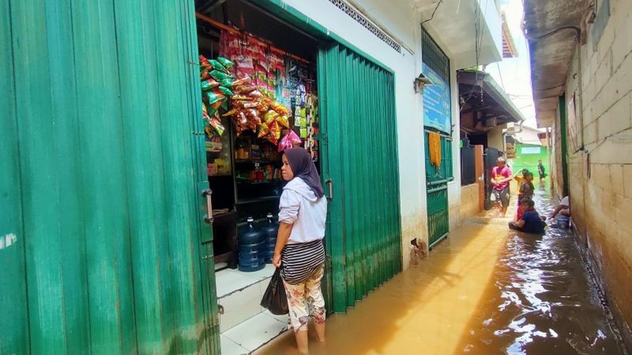 Banjir di Kedoya Selatan mulai surut, dan sebuah warung sembako tetap beroperasi melayani warga yang membutuhkan kebutuhan pokok.