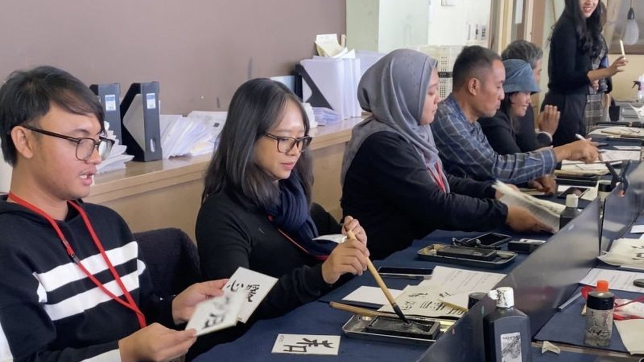 Eksplorasi mendalam seni kaligrafi Kanji di Jepang, sebuah seni tulis yang tak hanya melatih kesabaran, tetapi juga menjadi media ekspresi diri yang kaya makna.