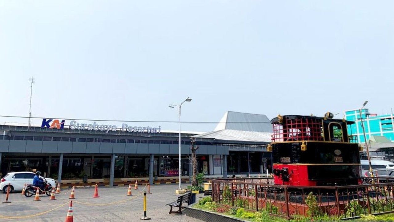 PT KAI Daop 8 Surabaya lunasi kewajiban pajak Rp32,05 miliar ke Pemkot Surabaya pada 2024, meliputi PBB dan BPHTB, sebagai bentuk komitmen mendukung pembangunan daerah.