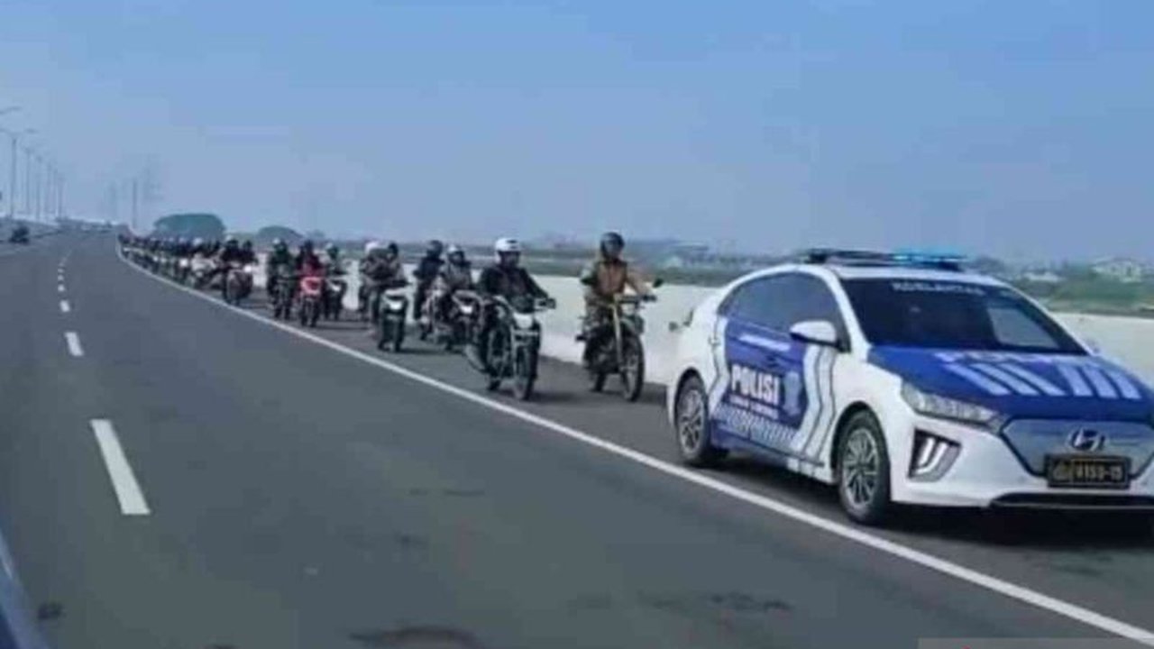 Kepolisian Bekasi memberikan izin diskresi kepada ratusan pengendara sepeda motor untuk melintasi jalan tol akibat terputusnya akses jalan karena banjir.