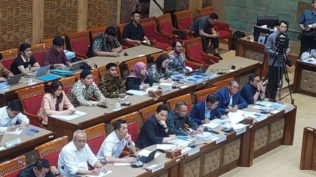 Ketua Umum PSSI, Erick Thohir, untuk pertama kalinya hadir dalam rapat DPR RI yang membahas naturalisasi Emil Audero, Dean James, dan Joey Pelupessy, menandai keseriusan pengembangan Timnas Indonesia.