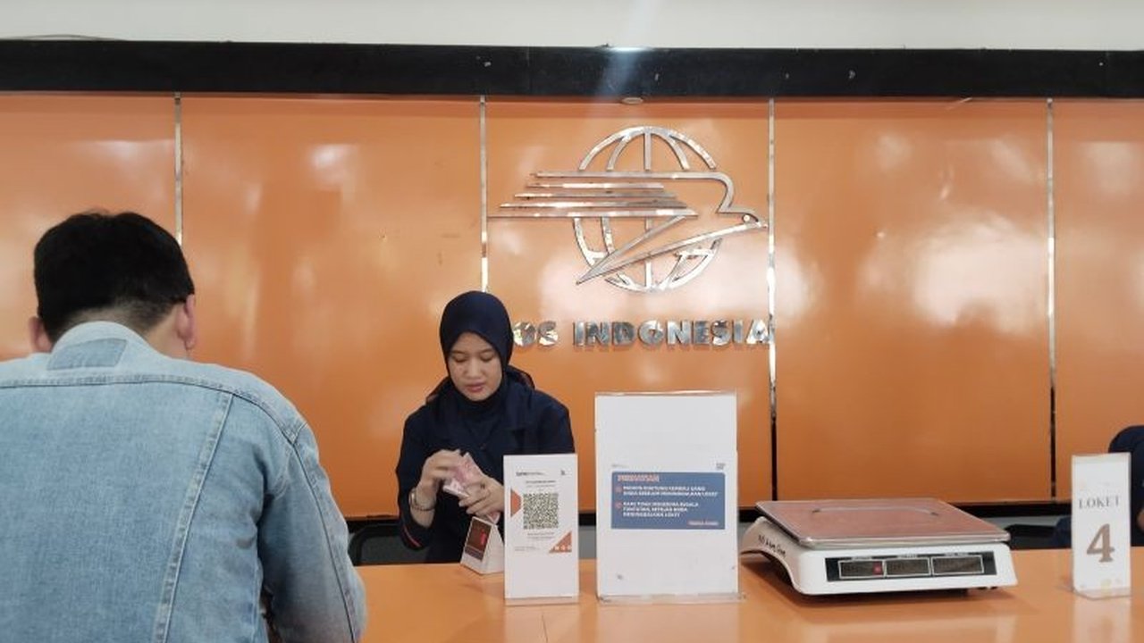 PT Pos Indonesia Cabang Palembang melayani pengiriman pempek dan makanan lainnya selama Ramadhan hingga Lebaran 2025, dengan peningkatan permintaan hingga 25 persen dan harga terjangkau.