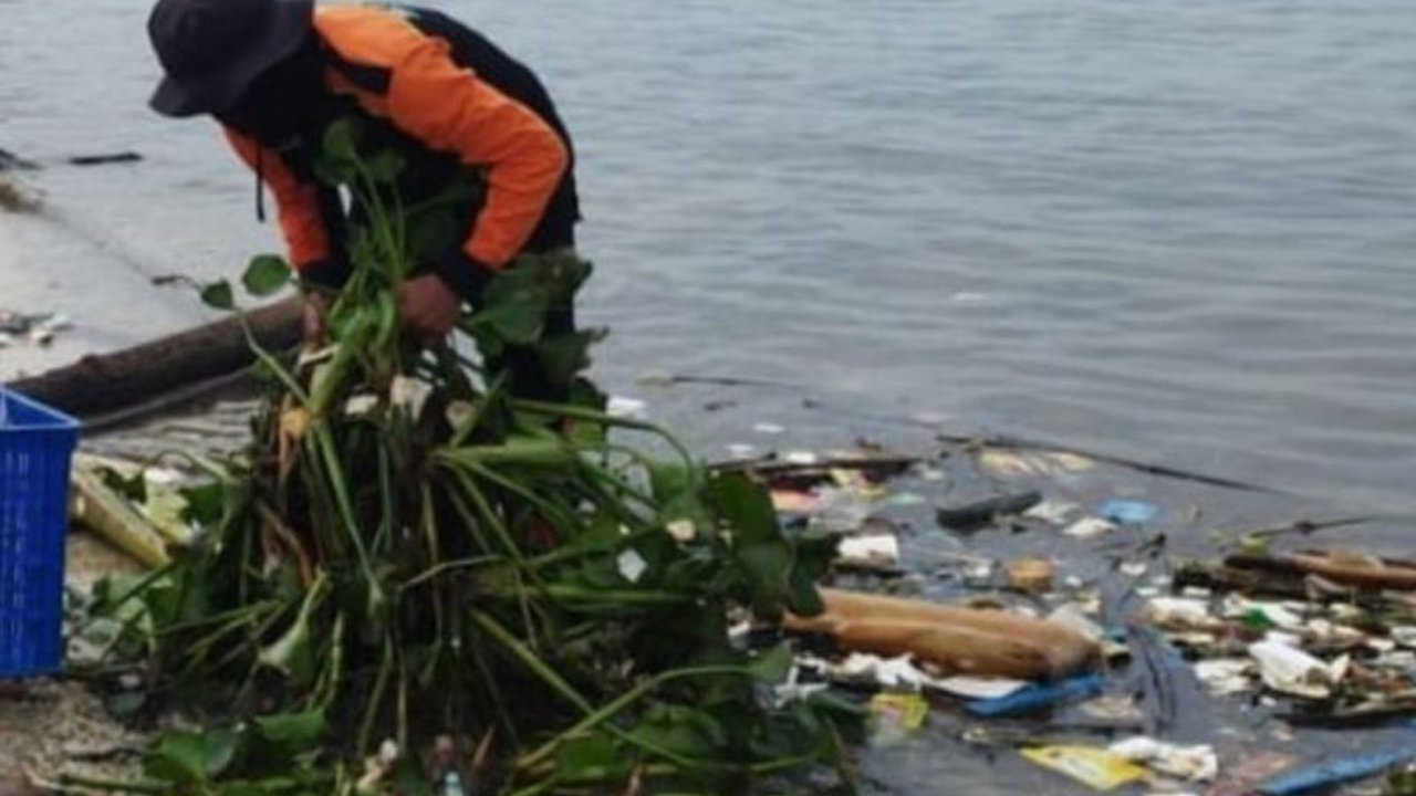 Pemkab Kepulauan Seribu berhasil membersihkan 1,71 ton sampah kiriman dari daratan Jakarta yang mencemari pesisir Pulau Lancang, upaya kolaboratif Pemkab dan warga setempat sangat penting menjaga kebersihan laut.