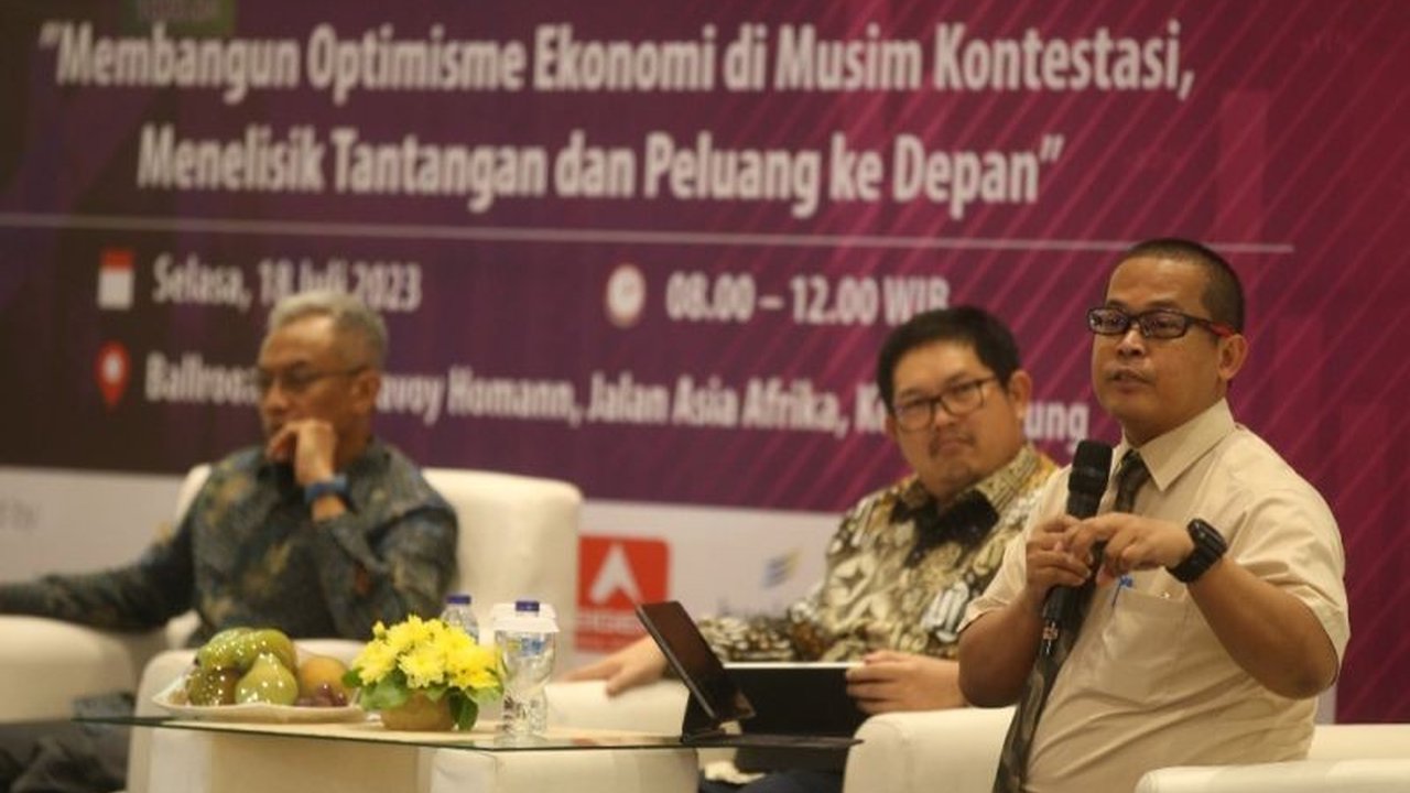 Guru Besar Unpad, Muradi, menolak perluasan penempatan prajurit TNI di jabatan sipil di luar ketentuan UU TNI, karena dikhawatirkan akan mengancam profesionalitas dan fokus pertahanan negara.