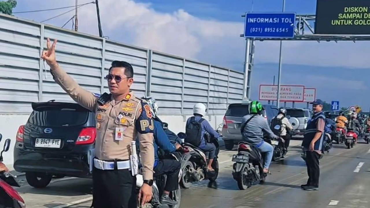 Korlantas Polri memberikan diskresi kepada 400 pengendara motor dari Bekasi untuk melewati Tol Gabus akibat terjebak banjir parah yang menggenangi akses jalan arteri.