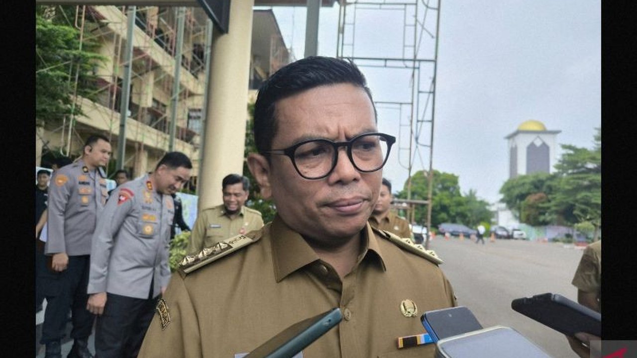 Gubernur Banten, Andra Soni, memprioritaskan peningkatan SDM melalui program sekolah gratis dan pembangunan infrastruktur jalan untuk mendukung akses pendidikan dan pertumbuhan ekonomi.