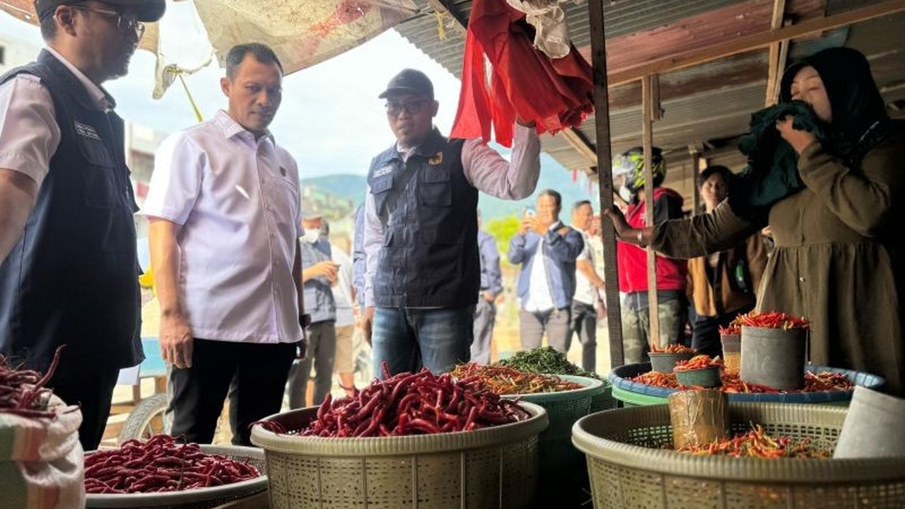Satgas Pangan Polda Sulteng sidak dua pasar di Palu untuk kendalikan harga bapok, temukan pedagang jual minyakita di atas HET.