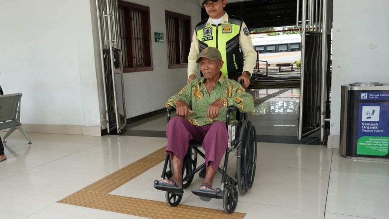 PT KAI Daop 9 Jember meningkatkan aksesibilitas mudik Lebaran 2025 dengan fasilitas ramah disabilitas di sejumlah stasiun, seperti guiding block, loket khusus, dan potongan harga tiket.