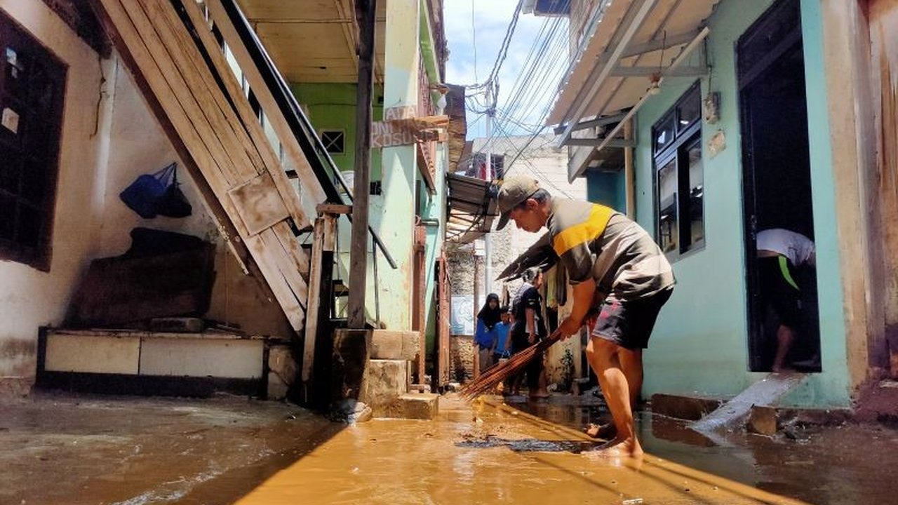 Banjir yang menggenangi sejumlah RT di RW 05 Kedoya Selatan, Jakarta Barat mulai surut pada Rabu siang, warga pun mulai membersihkan rumah mereka.