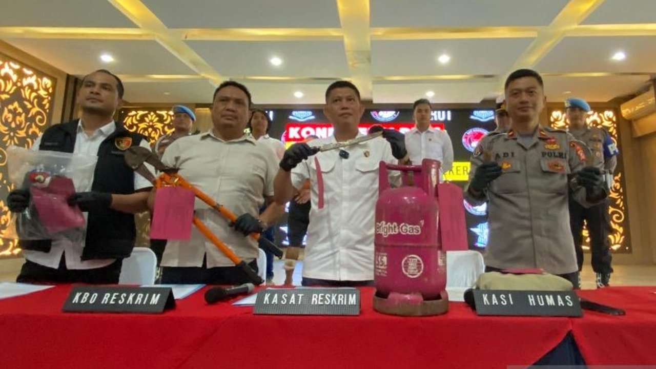 Dua pelaku spesialis pencurian tabung gas lintas kota berhasil diringkus Polres Garut setelah terungkapnya aksi kejahatan di SPBE Garut, dengan kerugian mencapai Rp58 juta.