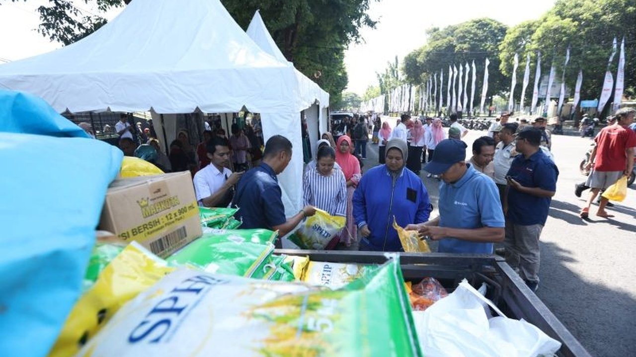 Bulog Banyuwangi laporkan stok beras aman hingga empat bulan ke depan, bahkan siap membantu daerah lain yang kekurangan, seiring dengan musim panen yang akan meningkatkan stok.