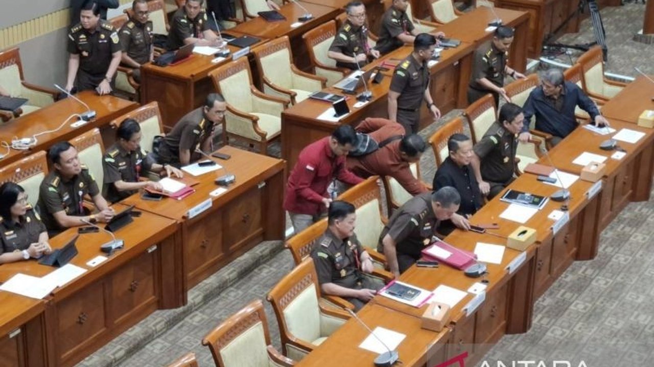 Komisi III DPR RI menggelar rapat tertutup dengan Jampidsus Kejaksaan Agung untuk membahas penanganan sejumlah kasus korupsi yang menjadi perhatian publik, termasuk dugaan korupsi yang melibatkan Tom Lembong.