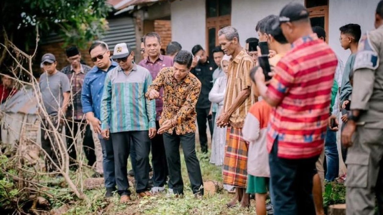 Bupati Dompu, Bambang Firdaus, meninjau langsung lokasi bencana longsor di Kandai Satu dan memastikan penanganan bencana berjalan cepat serta tepat, memberikan bantuan dan solusi jangka panjang bagi korban.