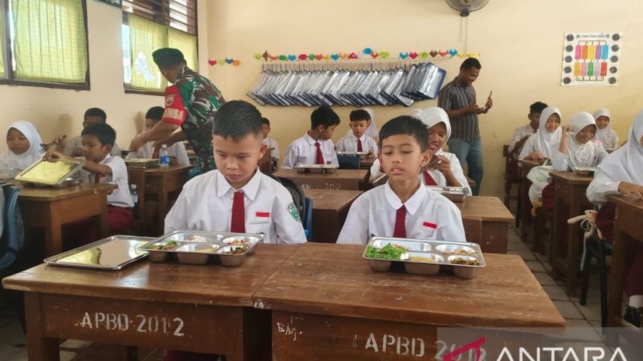 Disdik Batam memastikan program Makan Bergizi (MBG) selama Ramadan tetap berjalan dengan menu tahan lama seperti roti, kurma, susu, telur, dan buah-buahan untuk 9.758 siswa di tiga kecamatan.