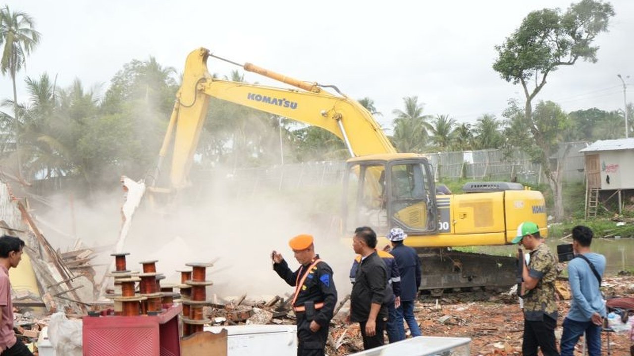 PT KAI Divre III Palembang tertibkan aset lahan seluas 319 meter persegi di Jalan Jenderal Sudirman, Muara Enim, untuk pembangunan flyover JPL 123 guna mendukung kelancaran distribusi logistik dan mengurangi kemacetan.