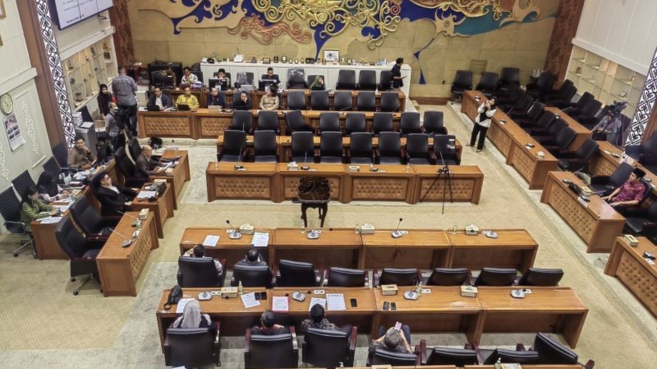 Badan Legislasi DPR RI menyetujui 10 Rancangan Undang-Undang (RUU) tentang pembentukan kabupaten/kota di tiga provinsi, menandai kemajuan signifikan dalam proses legislasi daerah.