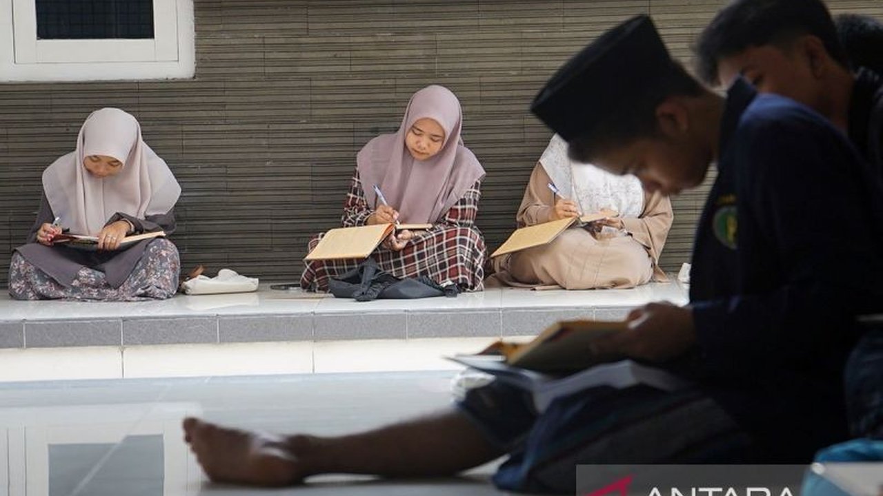 Kepala Bidang Penyelenggaraan Peribadatan Masjid Istiqlal, K.H. Bukhori Sail At-Tahiri, menjelaskan keselarasan antara esensi syariat Islam, khususnya ibadah puasa Ramadhan, dengan prinsip-prinsip Pancasila, terutama dalam membentuk pribadi yang saleh dan